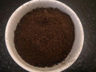 3、纽约芝士蛋糕,奥利奥碎和黄油搅拌均匀。