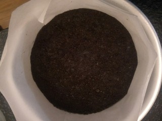 4、纽约芝士蛋糕,6寸蛋糕模具底部压实，做好的饼干底放入冰箱冷藏。