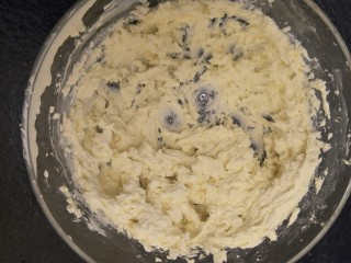 6、纽约芝士蛋糕,先用打蛋器低速把奶酪打到羽毛状。