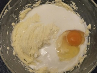 10、纽约芝士蛋糕,再加入一颗鸡蛋。 低速打发。