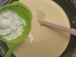 13、纽约芝士蛋糕,加入15克过筛好的玉米淀粉。搅拌均匀。