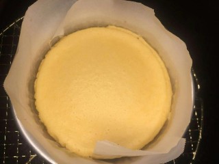 17、纽约芝士蛋糕,蛋糕烤好后不要马上从烤箱中拿出来。静置一个小时，使它自然冷却会有一点回缩是正常的，等冷却到室温后，放入冰箱冷藏一夜就可以吃了。