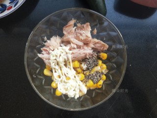 3、金枪鱼沙拉三明治,金枪鱼罐头,玉米粒,沙拉酱。黑胡椒碎。一起搅拌均匀。