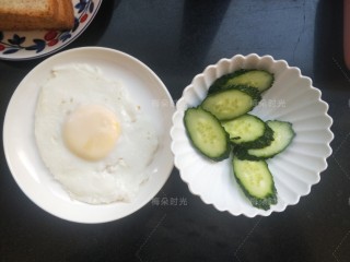 4、金枪鱼沙拉三明治,煎蛋煎好,黄瓜切片。