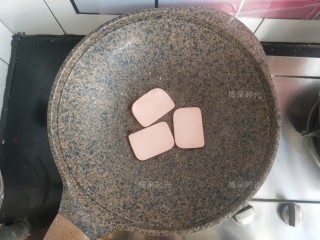 5、金枪鱼沙拉三明治,火腿切片也油煎一下,口感更软好吃。