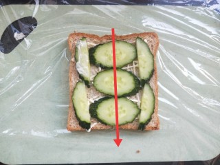 7、金枪鱼沙拉三明治,把黄瓜摆上。最后要在红线部位切开,所以为了切面好看,注意摆放位置。