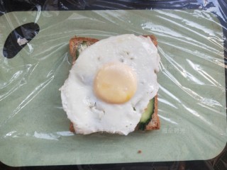 8、金枪鱼沙拉三明治,摆上煎蛋,蛋黄尽量放在中心线位置。