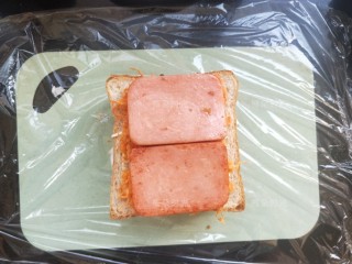 11、金枪鱼沙拉三明治,把火腿片横向摆上。