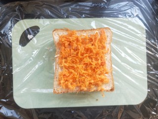 10、金枪鱼沙拉三明治,再放一片吐司。挤沙拉酱,再撒一些肉松。