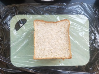 12、金枪鱼沙拉三明治,最后放一片吐司,我总共放了四片吐司。也可以用三片。内部材料分开夹,这个完全可以按自己喜欢来。