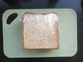 13、金枪鱼沙拉三明治,最后用保鲜膜包裹好。