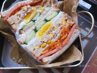 16、金枪鱼沙拉三明治,成品图