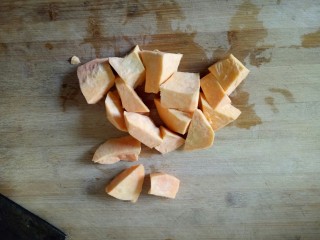 11、红枣黑米粥,切成小块