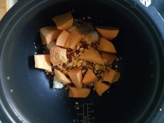 12、红枣黑米粥,放入锅中