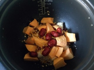 13、红枣黑米粥,红枣清洗干净放入锅中