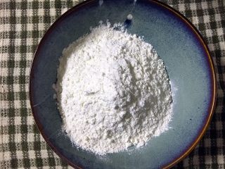 1、外脆内软的黑芝麻饼,在大一点的碗或揉面盆内，称量200克面粉