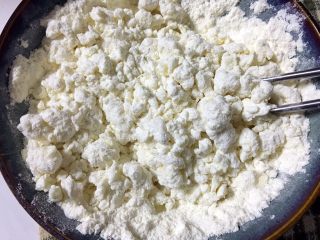 3、外脆内软的黑芝麻饼,倒入开水，用筷子将面粉搅拌成小颗粒团状