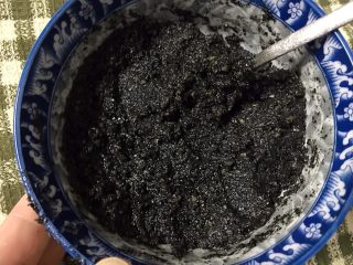 7、外脆内软的黑芝麻饼,取出搅拌均匀，备用