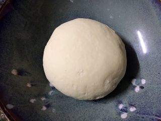 8、外脆内软的黑芝麻饼,馅料准备好后，面团再揉几下，表面就是很光滑的了
