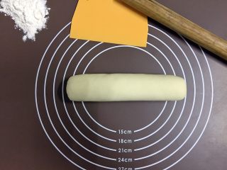 9、外脆内软的黑芝麻饼,将面团放置在面板上，搓成长条状