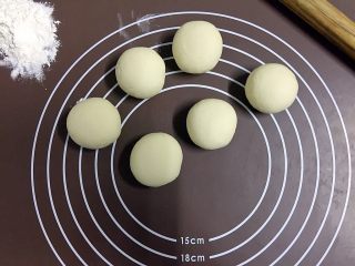 10、外脆内软的黑芝麻饼,分割成每个50克左右的小面团