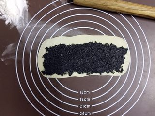 11、外脆内软的黑芝麻饼,取一勺芝麻馅在面片上均匀抹开，顶部留1.5cm左右宽度位置不涂馅