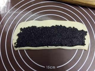 12、外脆内软的黑芝麻饼,从长方形面片底部向上卷起