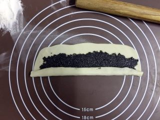 13、外脆内软的黑芝麻饼,卷紧一些