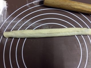 14、外脆内软的黑芝麻饼,卷好后，收口部位捏紧，两头捏拢