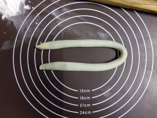 15、外脆内软的黑芝麻饼,再搓成40cm长度的长条