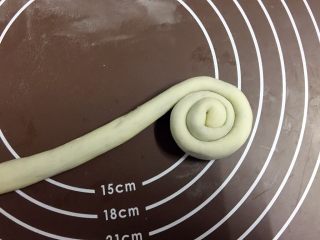 16、外脆内软的黑芝麻饼,从一头向内卷起（长方形捏拢的接口部位在内）