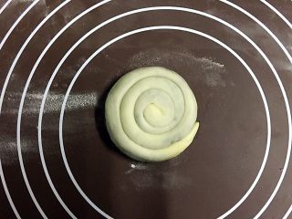17、外脆内软的黑芝麻饼,六个卷全部做好后，卷卷用手掌轻轻向下按扁一些