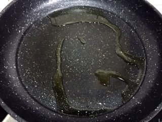 18、外脆内软的黑芝麻饼,锅内倒少许油，开中小火