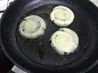 19、外脆内软的黑芝麻饼,油热后放入卷饼