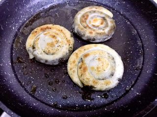 20、外脆内软的黑芝麻饼,两面煎至金黄
