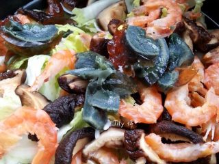 2、香菇皮蛋虾仁粥#健康美颜餐#,如图，将所有材料放入电饭锅中，按下煮粥键煮开。