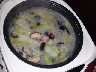 3、香菇皮蛋虾仁粥#健康美颜餐#,如图，煮开后，放少许味精，盐巴，鱼露，撒上葱花即可食用啦！