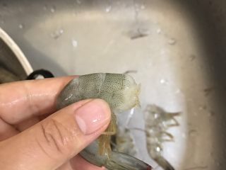 2、虾肉丸子,去头