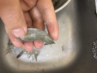 3、虾肉丸子,用✂剪刀将背剪开，取出虾肠。