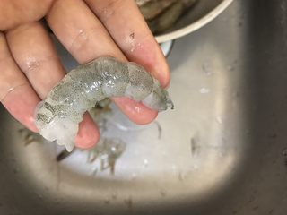 4、虾肉丸子,把虾壳剥掉