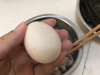 9、虾肉丸子,拿一个鸡蛋