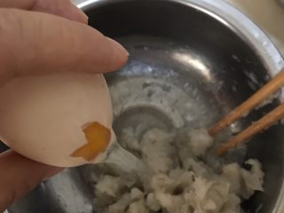 10、虾肉丸子,轻轻敲一下，掰开一个小孔，将蛋清倒进虾尼里。