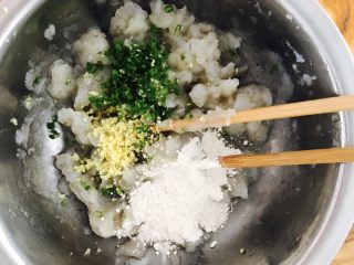 13、虾肉丸子,放进虾泥里，再加入三勺红薯粉。