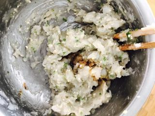 14、虾肉丸子,再加入两滴婴儿核桃油，三滴婴儿酱油调味