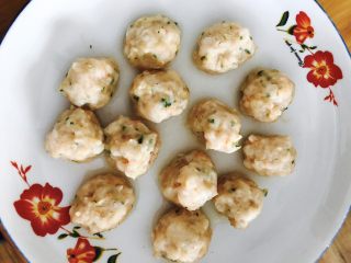 16、虾肉丸子,然后锅里加水，烧开后把做好的虾丸放进去大火蒸十五分钟。取出来就是这样啦。