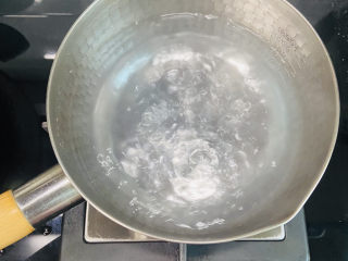 5、紫薯小米粥,锅中加入800ml饮用水大火烧开