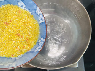 6、紫薯小米粥,放入清洗后的小米煮五分钟