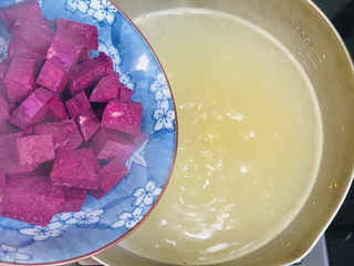 7、紫薯小米粥,放入紫薯