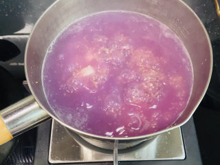 9、紫薯小米粥,中小火焖煮十五分钟，期间用汤勺搅拌数次，防止粘锅底