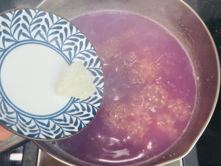 10、紫薯小米粥,加入冰糖煮化